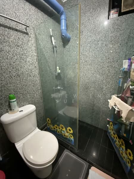 7 Lorong 7 Toa Payoh HDB Flat For Sale at S$ 1,000,000 | PropertyGuru Singapore - Bathroom