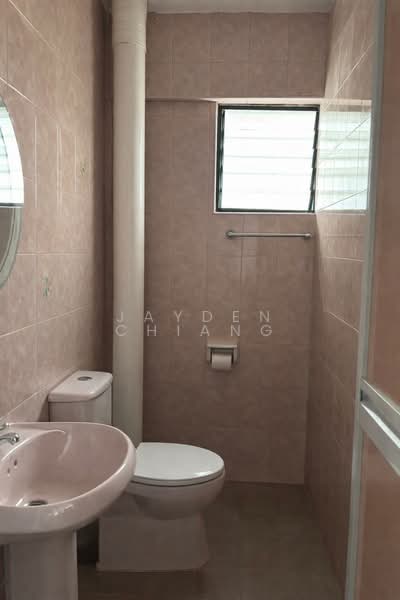 110 Bishan Street 12 HDB Flat For Sale at S$ 588,000 | PropertyGuru Singapore - Bathroom