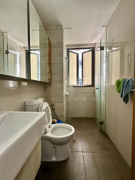 Hedges Park Condominium Condominium For Sale at S$ 1,250,000 | PropertyGuru Singapore - Bathroom