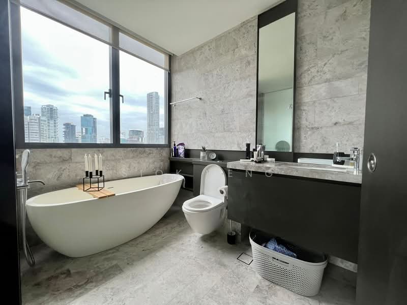OUE Twin Peaks Condominium For Sale at S$ 2,550,000 | PropertyGuru Singapore - Master Bathroom