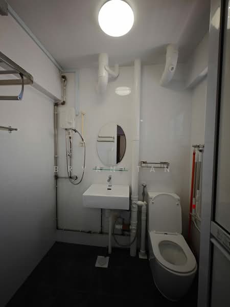 389 Yishun Avenue 6, 389 Yishun Avenue 6, 3 Bedrooms, 904 sqft, HDB Flat For Rent, by Bryan Tan, 500072372 - Bathroom - PropertyGuru.com.sg