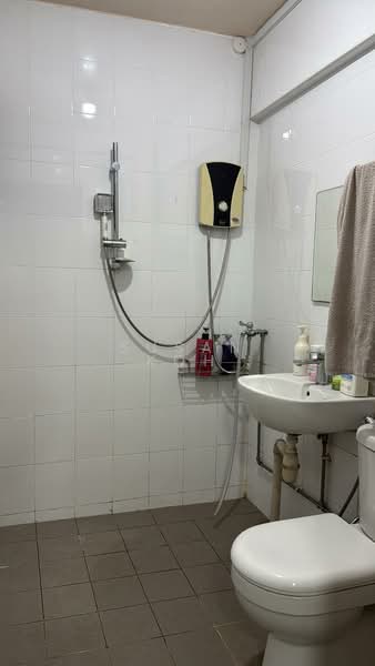 333 Bukit Batok Street 32 HDB Flat For Sale at S$ 550,000 | PropertyGuru Singapore - Bathroom