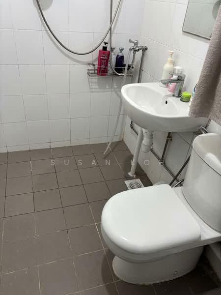 333 Bukit Batok Street 32 HDB Flat For Sale at S$ 550,000 | PropertyGuru Singapore - Bathroom