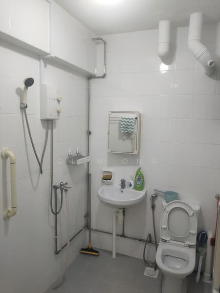 516 Jurong West Street 52, 516 Jurong West Street 52, 2 Bedrooms, 721 sqft, HDB Flat For Rent, by Glen Ong, 500072424 - Bathroom - PropertyGuru.com.sg