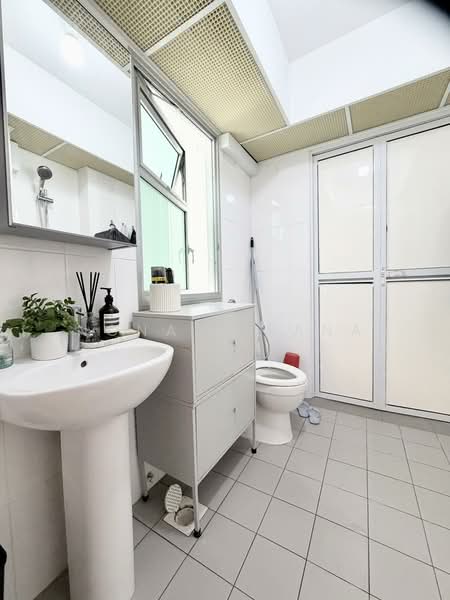 676A Yishun Ring Road HDB Flat For Sale at S$ 420,000 | PropertyGuru Singapore - Bathroom