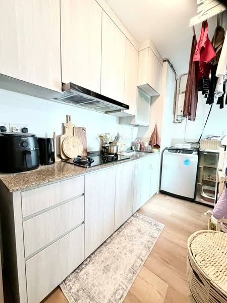 676A Yishun Ring Road HDB Flat For Sale at S$ 420,000 | PropertyGuru Singapore - Kitchen