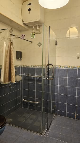 473 Segar Road, 473 Segar Road, 3 Bedrooms, 1,206 sqft, HDB Flat For Sale, by Eunice Tan, 500072476 - Master Bathroom - PropertyGuru.com.sg