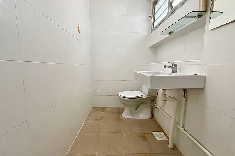 272 Pasir Ris Street 21 HDB Flat For Sale at S$ 630,000 | PropertyGuru Singapore - Bathroom