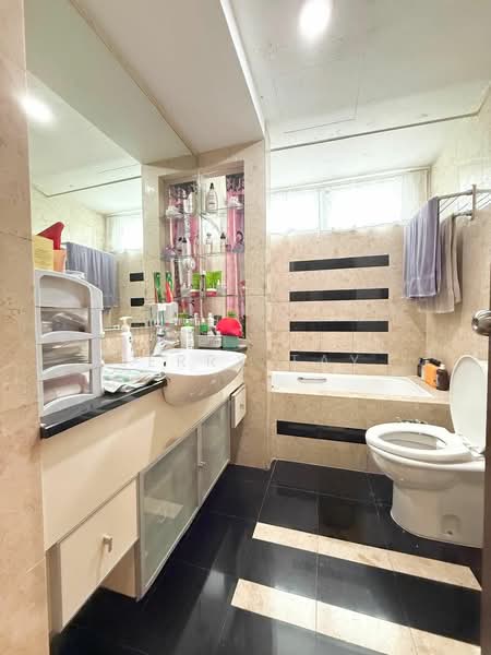 The Warren Condominium For Sale at S$ 1,668,000 | PropertyGuru Singapore - Bathroom