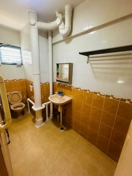 322A Jurong East Street 31 HDB Flat For Sale at S$ 768,000 | PropertyGuru Singapore - Bathroom