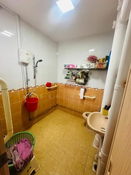 322A Jurong East Street 31 HDB Flat For Sale at S$ 768,000 | PropertyGuru Singapore - Bathroom