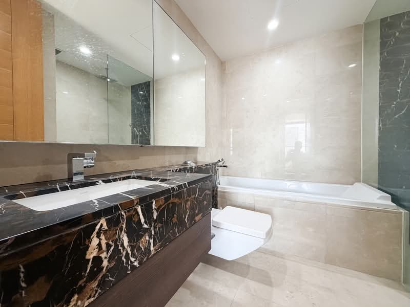 Concourse Skyline, 300 Beach Road, 4 Bedrooms, 2,120 sqft, Condominium For Rent, by Alex Goh, 500072531 - Bathroom - PropertyGuru.com.sg