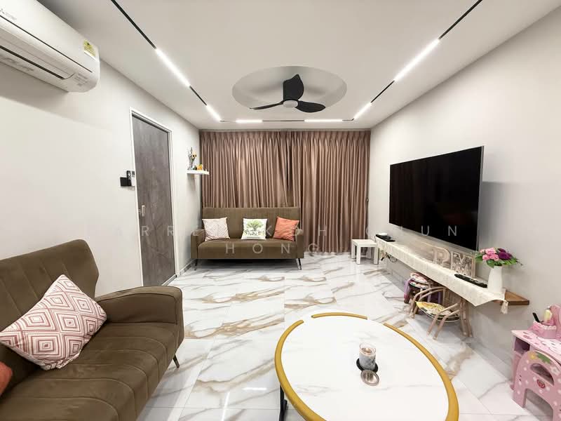 202 Compassvale Drive HDB Flat For Sale at S$ 579,000 | PropertyGuru Singapore - Living Room