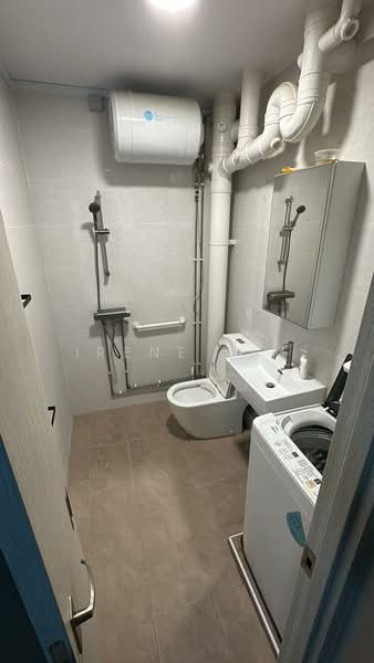 420 Hougang Avenue 10 HDB Flat For Sale at S$ 780,000 | PropertyGuru Singapore - Bathroom