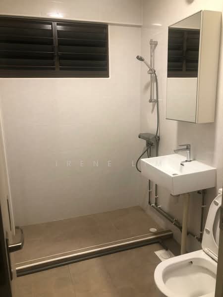 420 Hougang Avenue 10 HDB Flat For Sale at S$ 780,000 | PropertyGuru Singapore - Bathroom