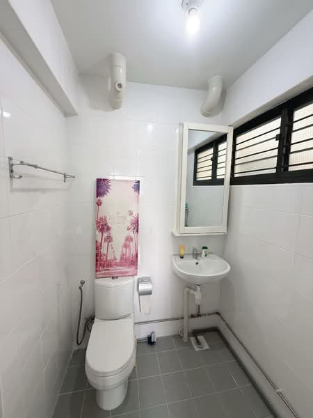 685 Race Course Road HDB Flat For Sale at S$ 578,000 | PropertyGuru Singapore - Master Bathroom