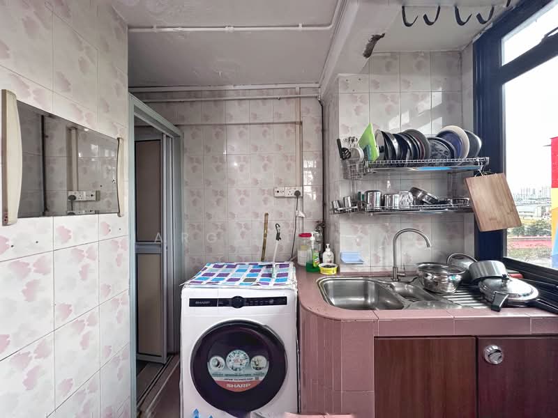 47 Circuit Road HDB Flat For Sale at S$ 320,000 | PropertyGuru Singapore - Kitchen