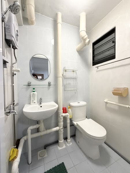 440 Ang Mo Kio Avenue 10, 440 Ang Mo Kio Avenue 10, 2 Bedrooms, 721 sqft, HDB Flat For Rent, by Kelvin Koh, 500072606 - Bathroom - PropertyGuru.com.sg