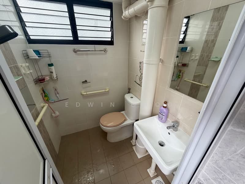 441 Ang Mo Kio Avenue 10 HDB Flat For Sale at S$ 460,000 | PropertyGuru Singapore - Bathroom
