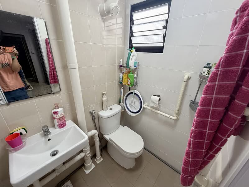 441 Ang Mo Kio Avenue 10 HDB Flat For Sale at S$ 460,000 | PropertyGuru Singapore - Bathroom