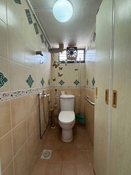 Bedok South Ave 2 HDB Flat For Sale at S$ 489,000 | PropertyGuru Singapore - Bathroom