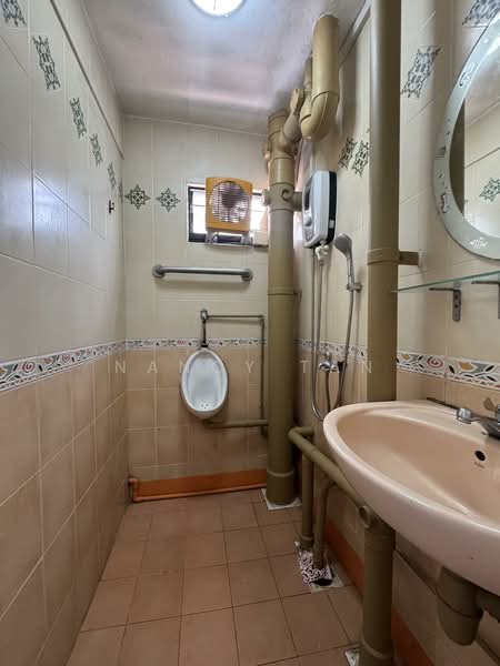 Bedok South Ave 2 HDB Flat For Sale at S$ 489,000 | PropertyGuru Singapore - Bathroom