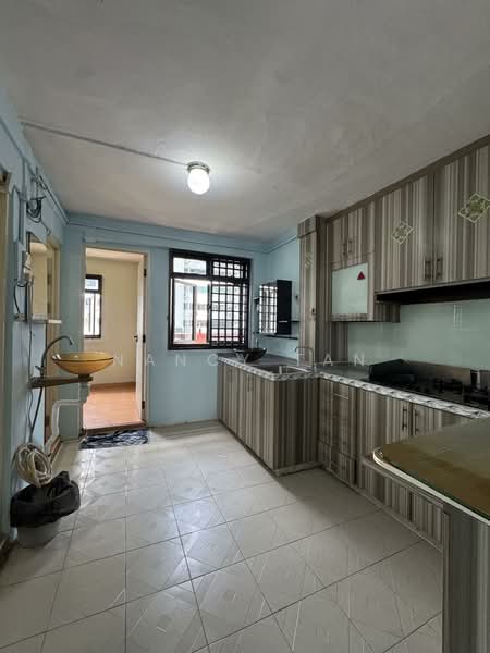 Bedok South Ave 2 HDB Flat For Sale at S$ 489,000 | PropertyGuru Singapore - Kitchen