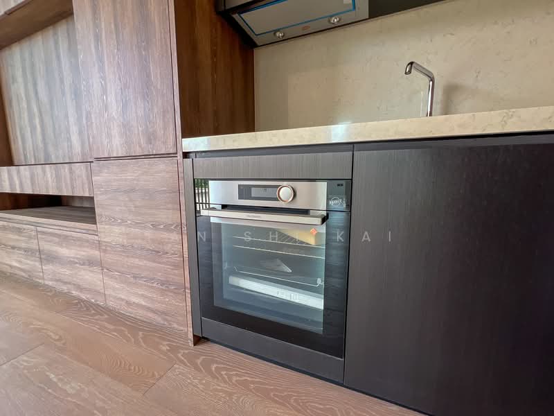 Cheap Brand New Freehold Luxurious 1B with Household Shelter and Window in toilet! Condominium For Sale at S$ 1,290,000 | PropertyGuru Singapore - Kitchen