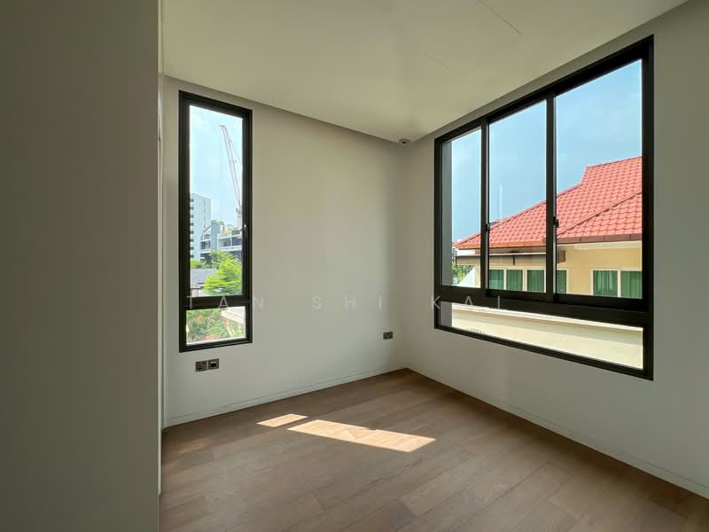 Cheap Brand New Freehold Luxurious 1B with Household Shelter and Window in toilet! Condominium For Sale at S$ 1,290,000 | PropertyGuru Singapore - Interior