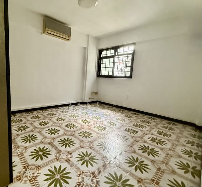 207 Toa Payoh North HDB Flat For Sale at S$ 428,000 | PropertyGuru Singapore - Master bedroom 