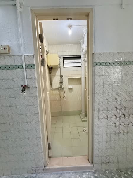 207 Toa Payoh North HDB Flat For Sale at S$ 428,000 | PropertyGuru Singapore - Bathroom 2
