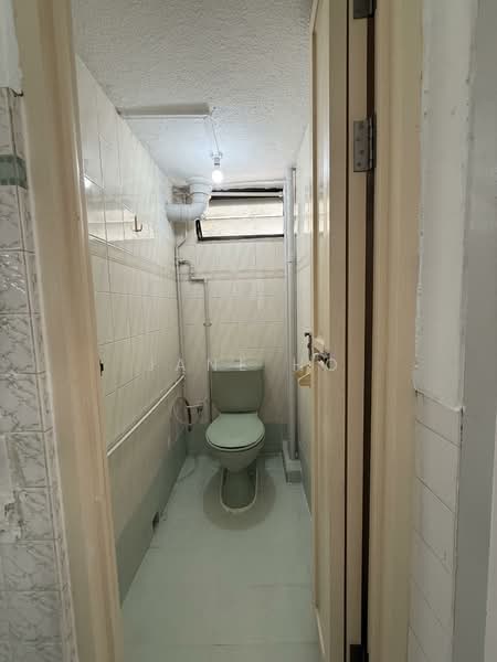 207 Toa Payoh North HDB Flat For Sale at S$ 428,000 | PropertyGuru Singapore - Bathroom 1