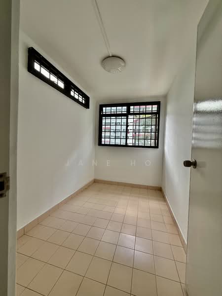 207 Toa Payoh North HDB Flat For Sale at S$ 428,000 | PropertyGuru Singapore - Utility room