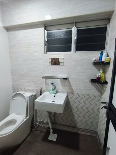 249 Hougang Avenue 3 HDB Flat For Sale at S$ 730,000 | PropertyGuru Singapore - Bathroom