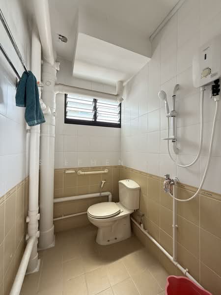 285 Tampines Street 22, 285 Tampines Street 22, 2 Bedrooms, 796 sqft, HDB Flat For Sale, by Stephen Koh, 500072734 - Bathroom - PropertyGuru.com.sg