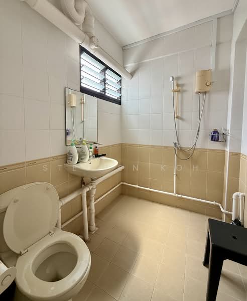 285 Tampines Street 22, 285 Tampines Street 22, 2 Bedrooms, 796 sqft, HDB Flat For Sale, by Stephen Koh, 500072734 - Bathroom - PropertyGuru.com.sg