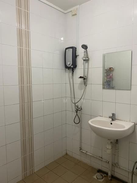 928 Jurong West Street 92 HDB Flat For Sale at S$ 400,000 | PropertyGuru Singapore - Bathroom