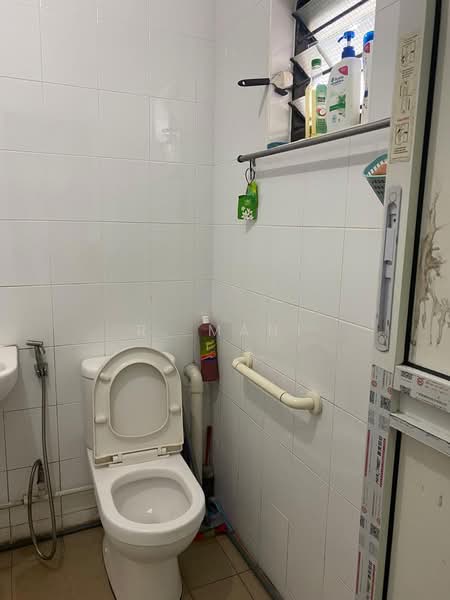 928 Jurong West Street 92 HDB Flat For Sale at S$ 400,000 | PropertyGuru Singapore - Bathroom