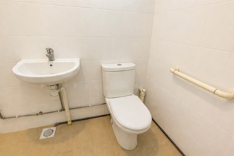 152 Serangoon North Avenue 1 HDB Flat For Sale at S$ 440,000 | PropertyGuru Singapore - Bathroom