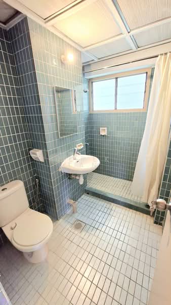 Braddell View Condominium For Sale at S$ 1,800,000 | PropertyGuru Singapore - Bathroom