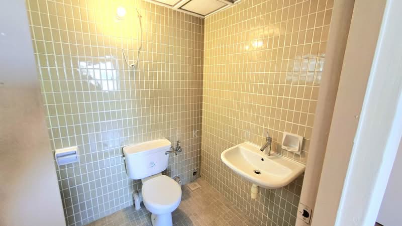 Braddell View Condominium For Sale at S$ 1,800,000 | PropertyGuru Singapore - Bathroom