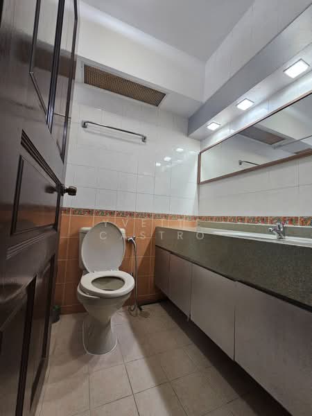 master bedroom toilet