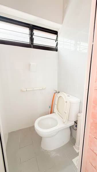 43 Holland Drive, 43 Holland Drive, 2 Bedrooms, 731 sqft, HDB Flat For Rent, by Tan Tze Jung (TJ Tan), 500072760 - Bathroom - PropertyGuru.com.sg