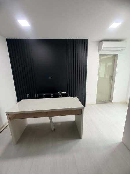 78 Westwood crescent, , Room Rental, 180 sqft, Terraced House For Rent, by Pheron Lim, 500072769 - Study - PropertyGuru.com.sg