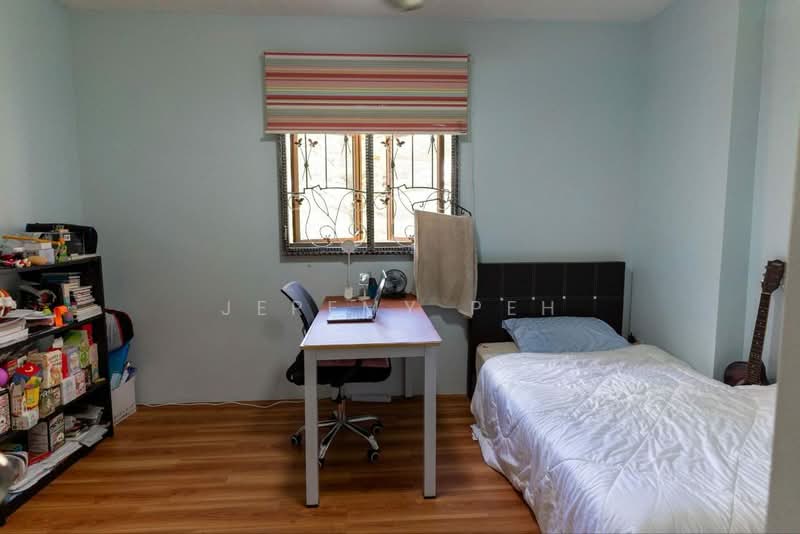676A Jurong West Street 64 HDB Flat For Sale at S$ 638,000 | PropertyGuru Singapore - Bedroom
