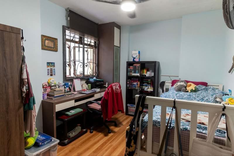 676A Jurong West Street 64 HDB Flat For Sale at S$ 638,000 | PropertyGuru Singapore - Bedroom