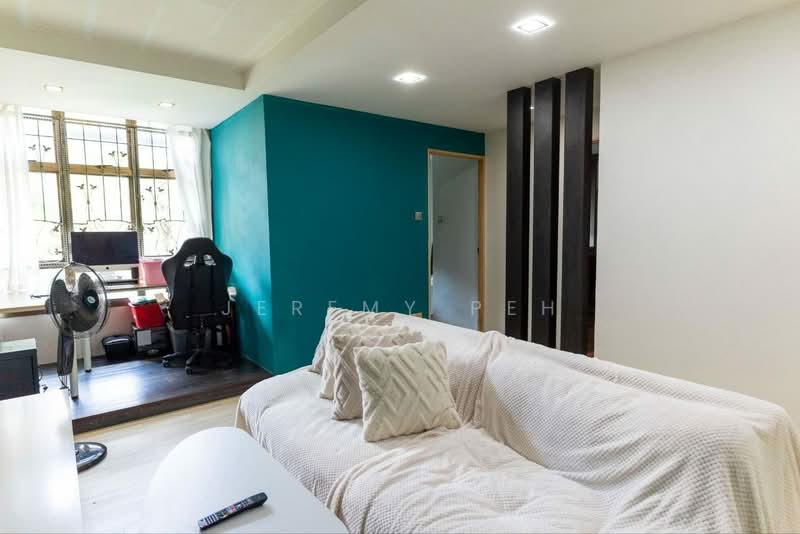 676A Jurong West Street 64 HDB Flat For Sale at S$ 638,000 | PropertyGuru Singapore - Living Room