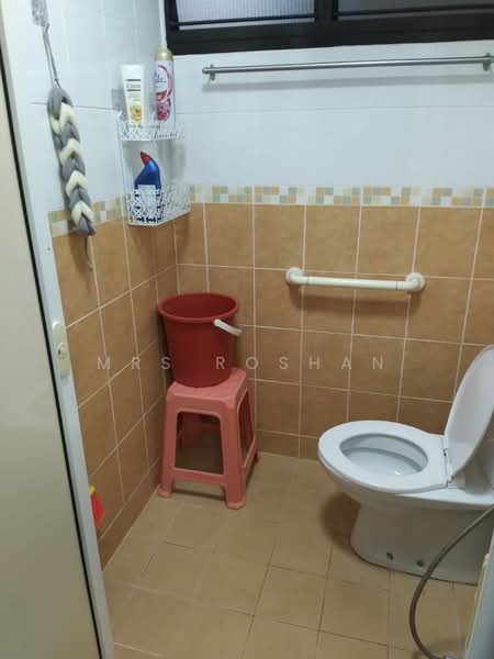 701 West Coast Road, 701 West Coast Road, 2 Bedrooms, 721 sqft, HDB Flat For Rent, by Mrs Roshan, 500072777 - Bathroom - PropertyGuru.com.sg