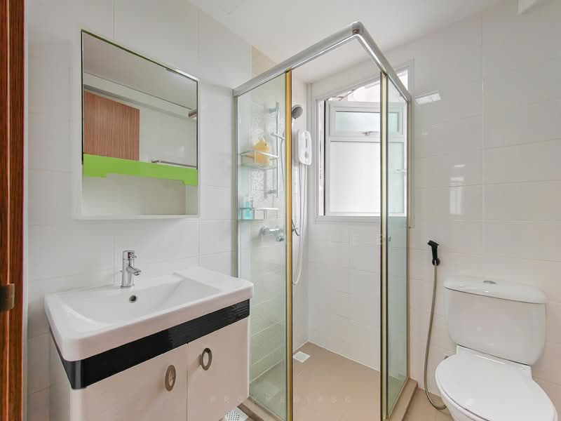 451A Bukit Batok West Avenue 6 HDB Flat For Sale at S$ 550,000 | PropertyGuru Singapore - Bathroom