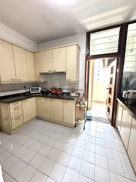 Parc Oasis Condominium For Sale at S$ 1,998,888 | PropertyGuru Singapore - Kitchen
